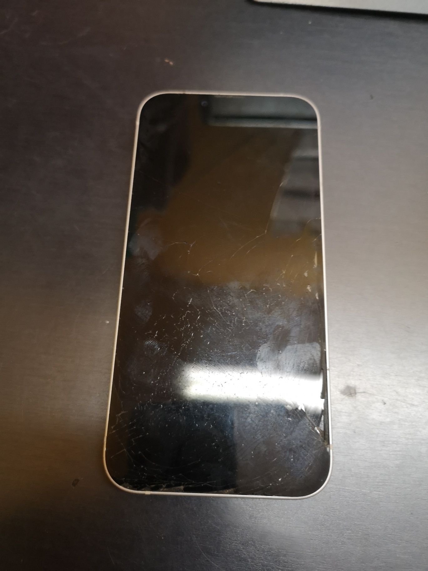 IPhone 13 128 GB uszkodzony ekran