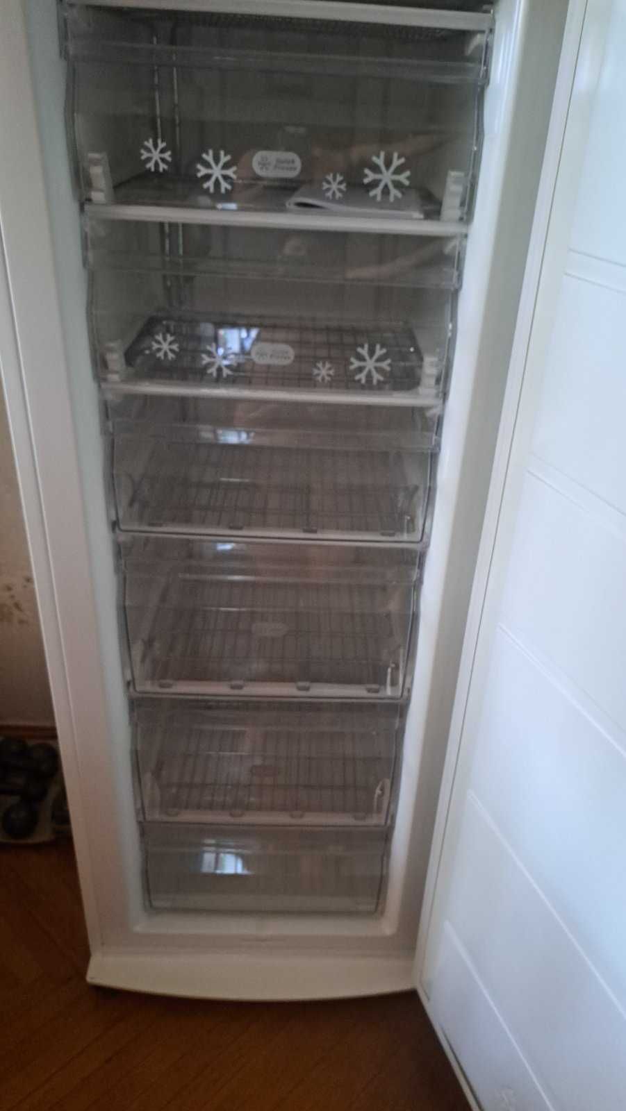 Продам морозильну камеру zanussi zfu422w