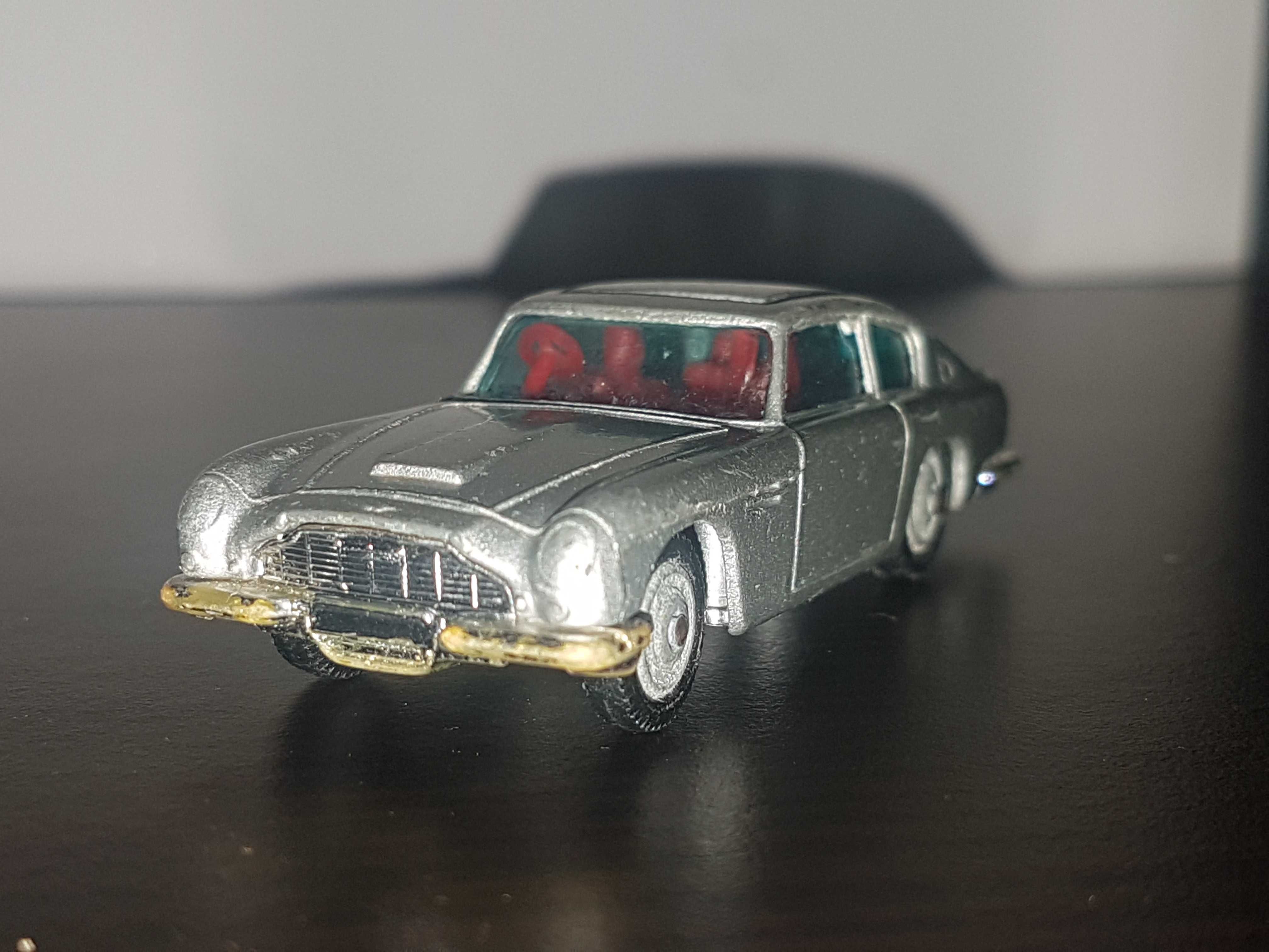 Miniatura Husky Aston Martin DB6