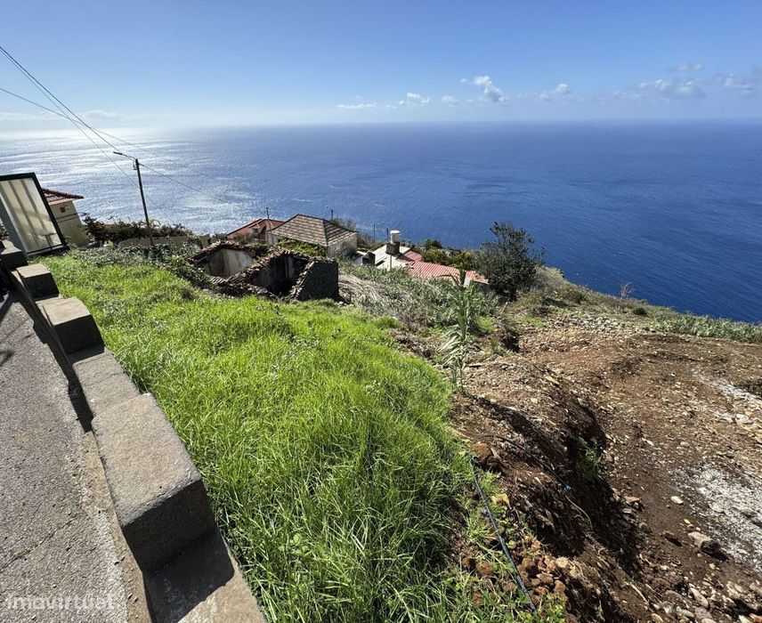 Terreno com Projeto Aprovado para Moradia com Piscina - Fajã da Ovelha
