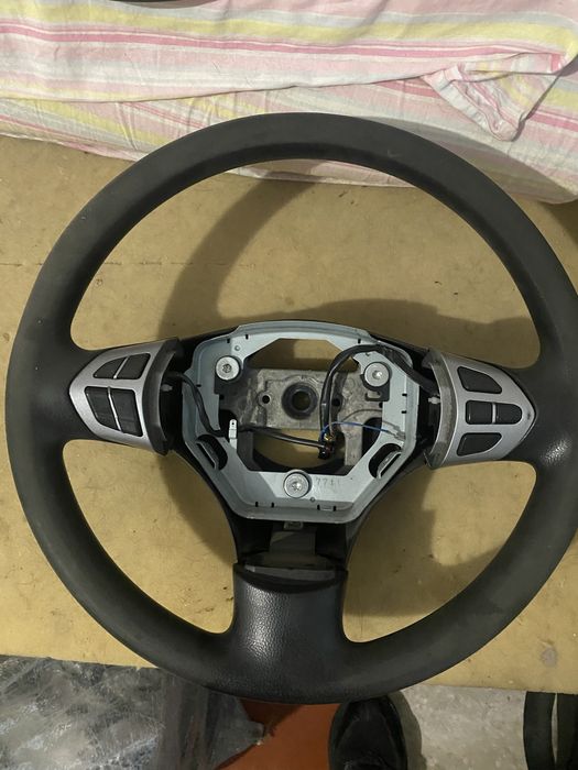 Продам руль и магнитолу на Сузуки гранд витара цена за все 05/15 гв