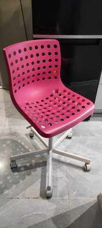 Różowe krzesło z Ikei