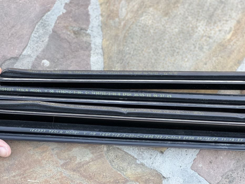 Tesla Model Y молдинг зовнішній задній лівий