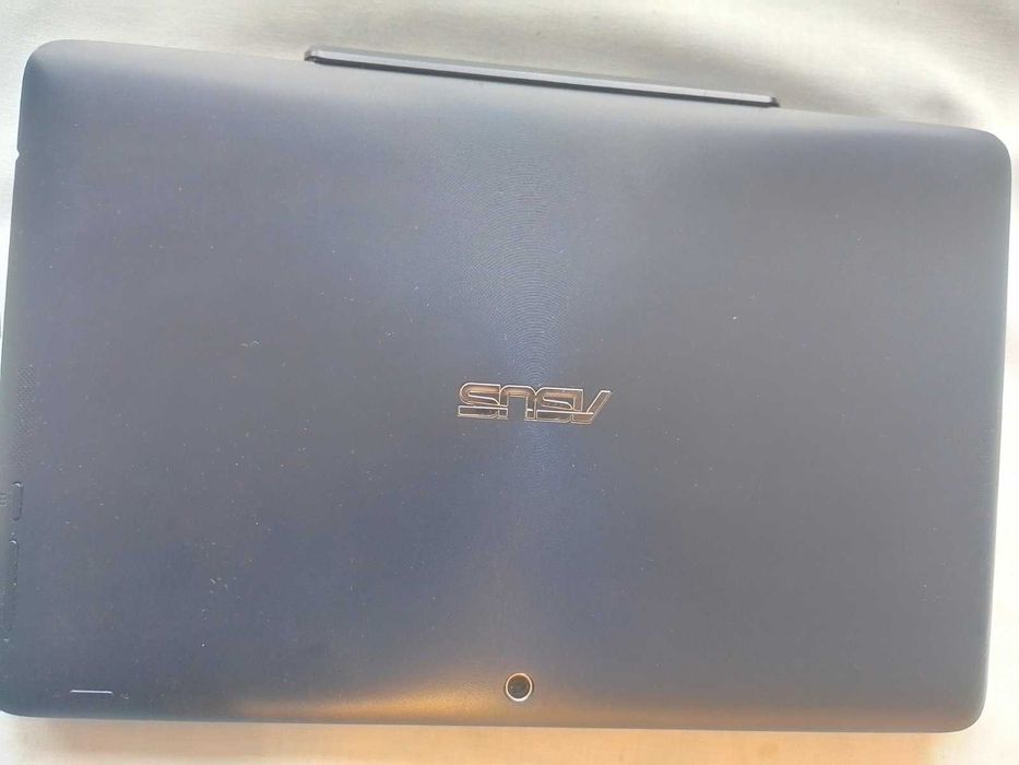 ноутбук-планшет Asus T200TA та два планшета Asus та Lenovo