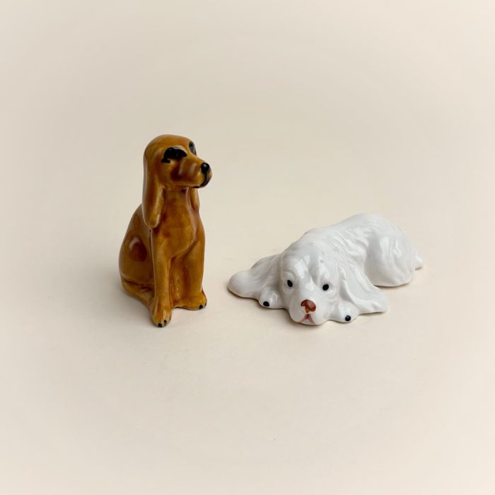 Porcelanowy pies siedzacy brązowy