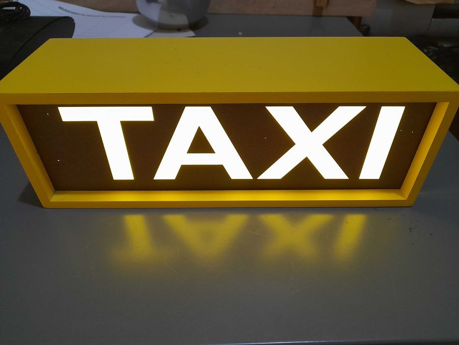 Caixa com Led Táxi Cor amarela usada Decoração e possível  esconderijo