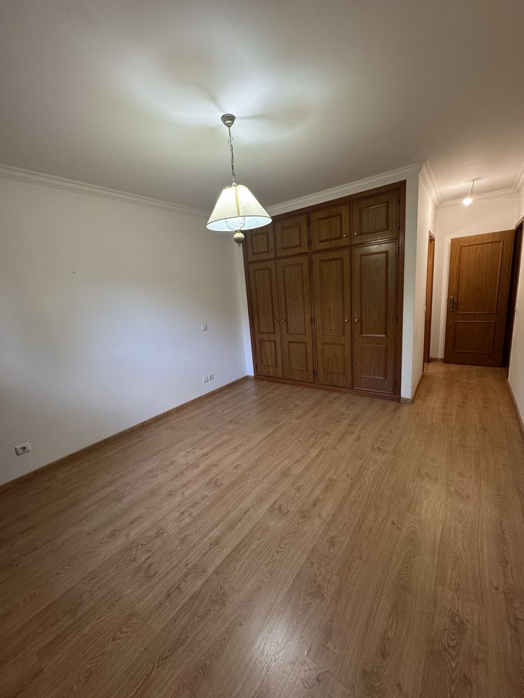 Arrenda-se quarto com casa de banho privada só para mulheres