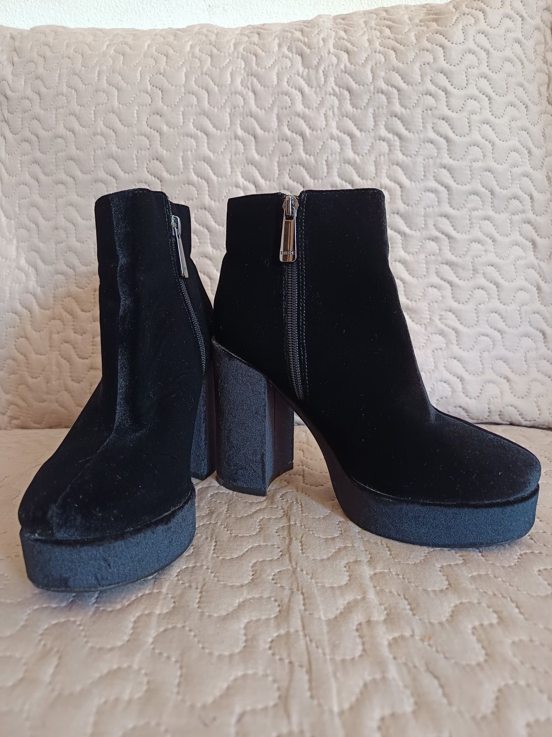 Vendo botas com tecido tipo veludo.