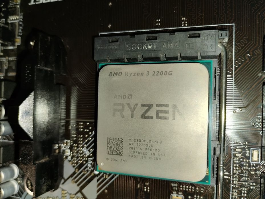 Продам процессор amd ryzen 3 2200g