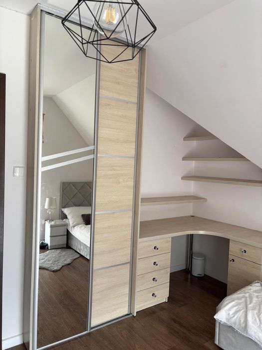 Szafa wnękowa z biurkiem i półkami