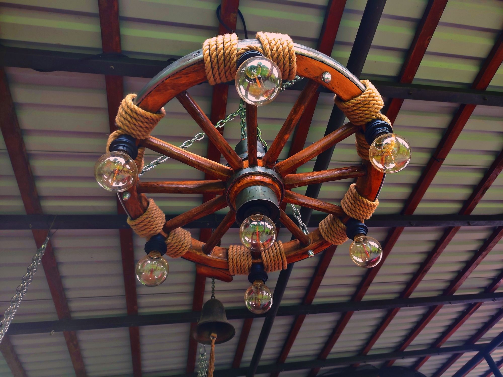 Żyrandol lampa do ogrodu altany ze starego i solidnego koła od wozu