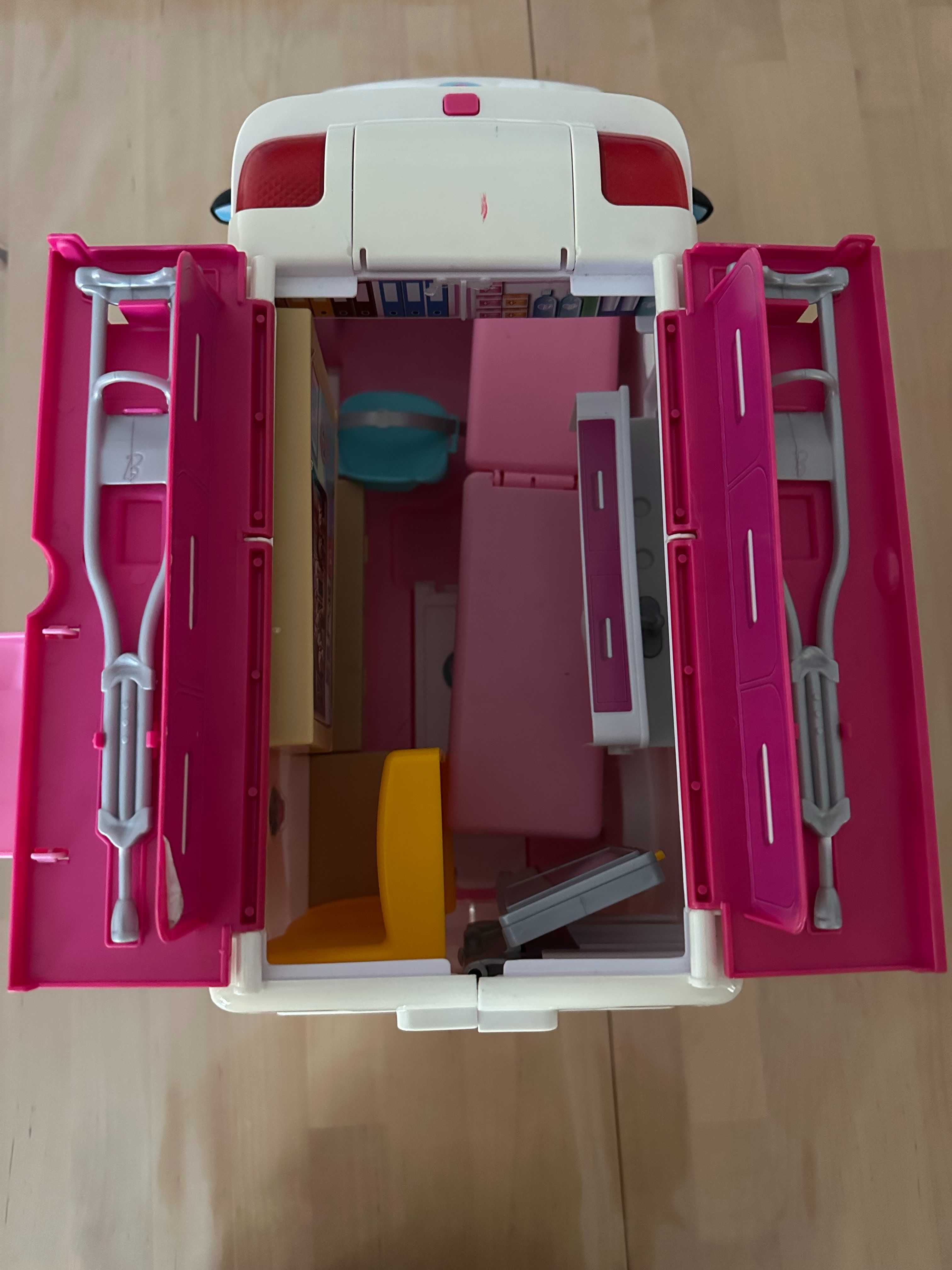 Barbie ambulância