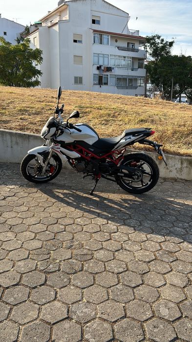 Moto Benelli bn125