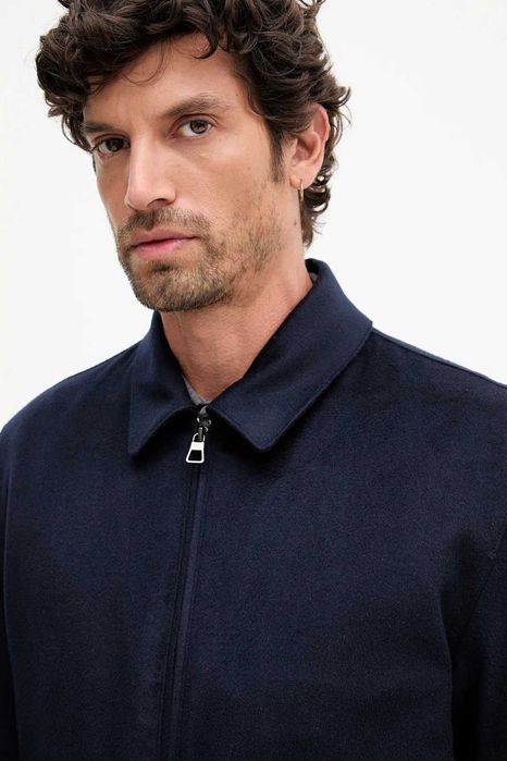 Куртка з колекції ВBOSS. Неутеплена модель виконана з вовняного матері