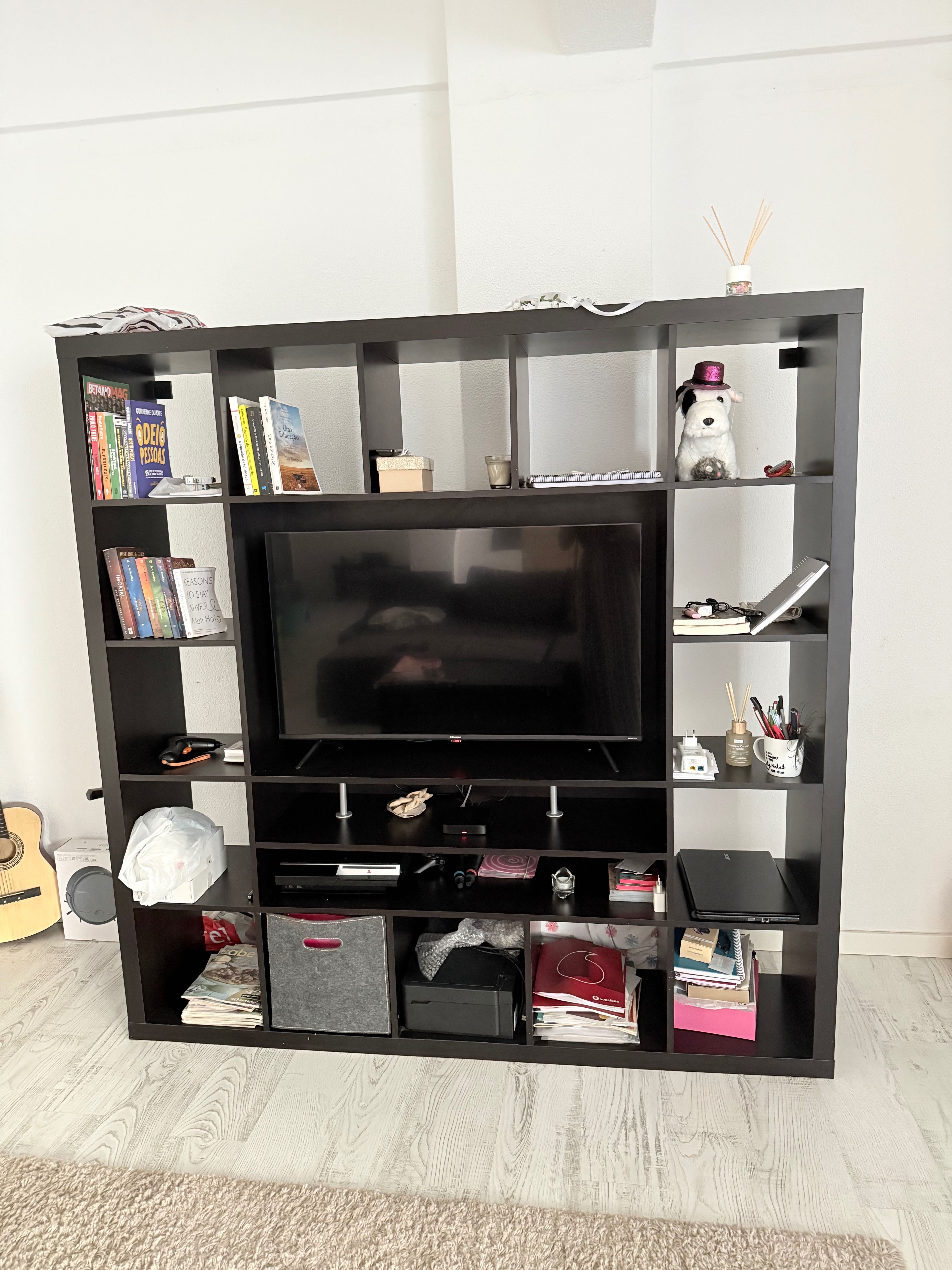 Estante IKEA com TV