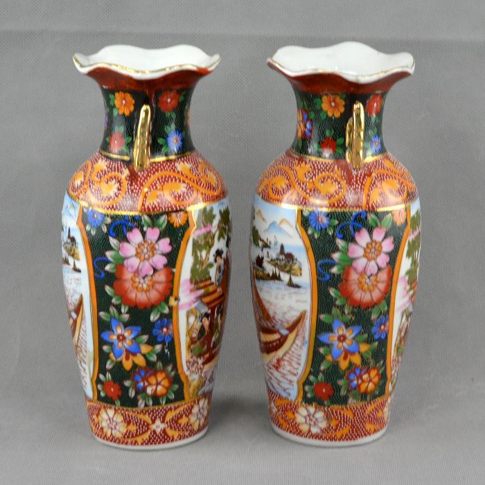 Par de Jarras Porcelana da China com flores e figuras orientais