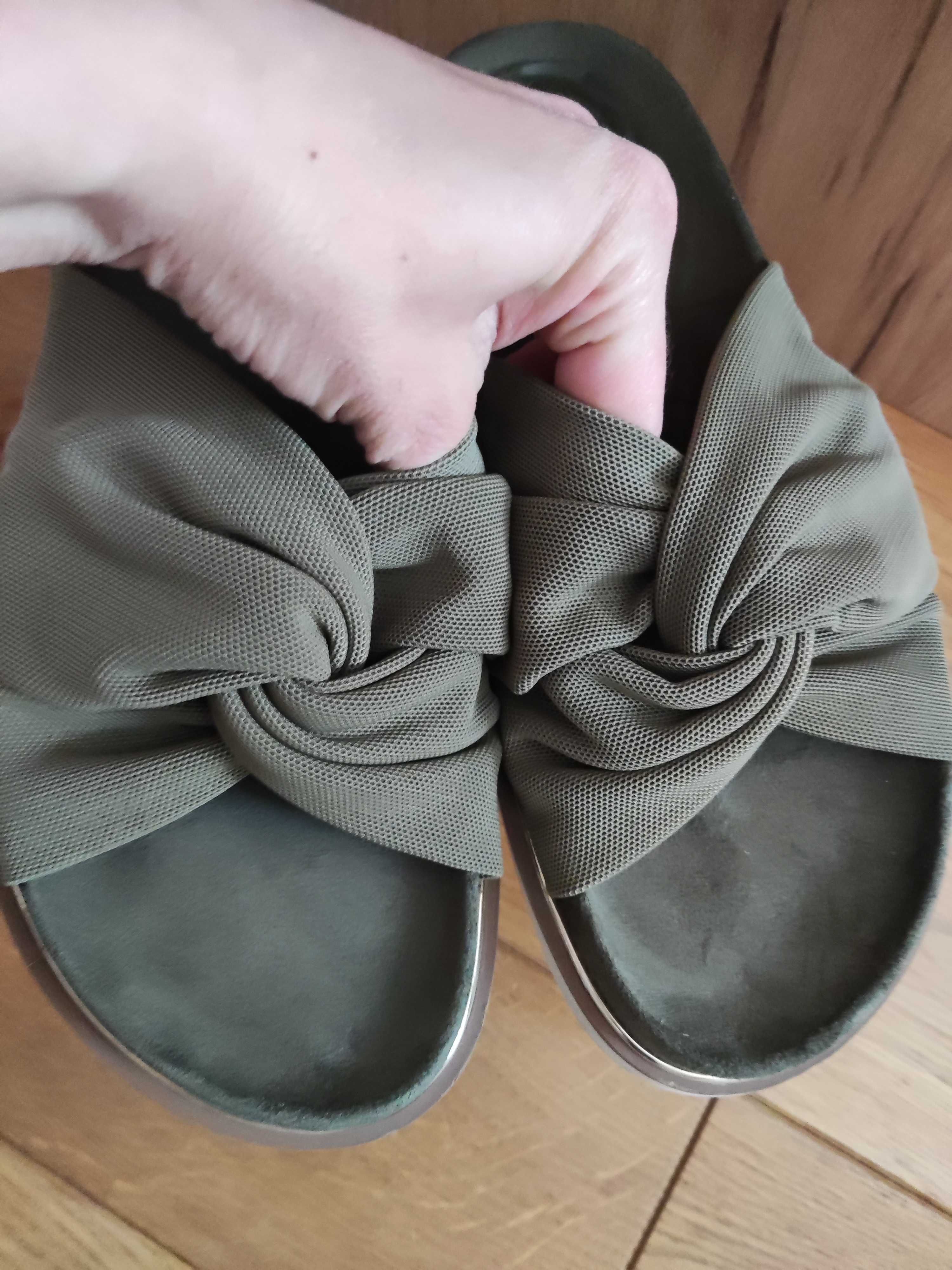 Klapki Buffalo r.40 jak nowe khaki