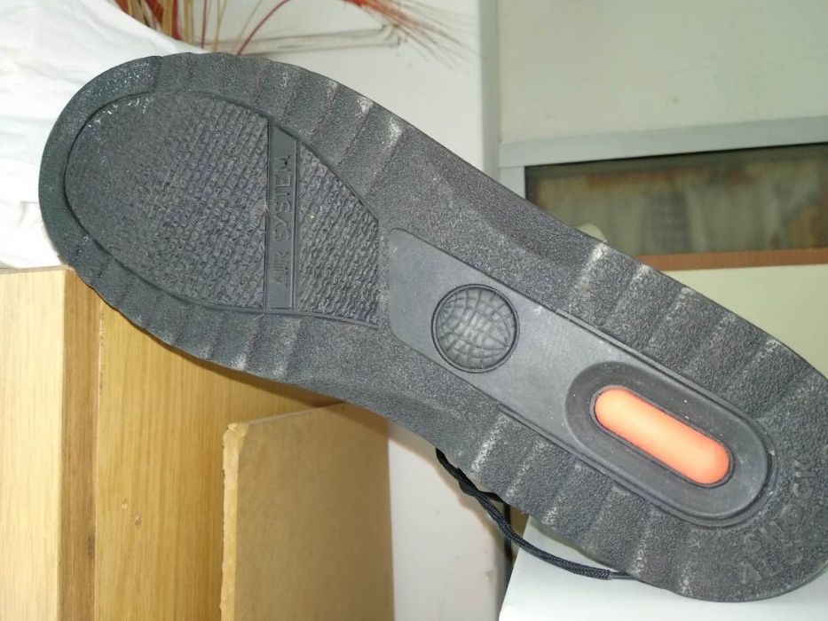 sapatos de homem pretos em pele grossa numero 41 ,43 e 45