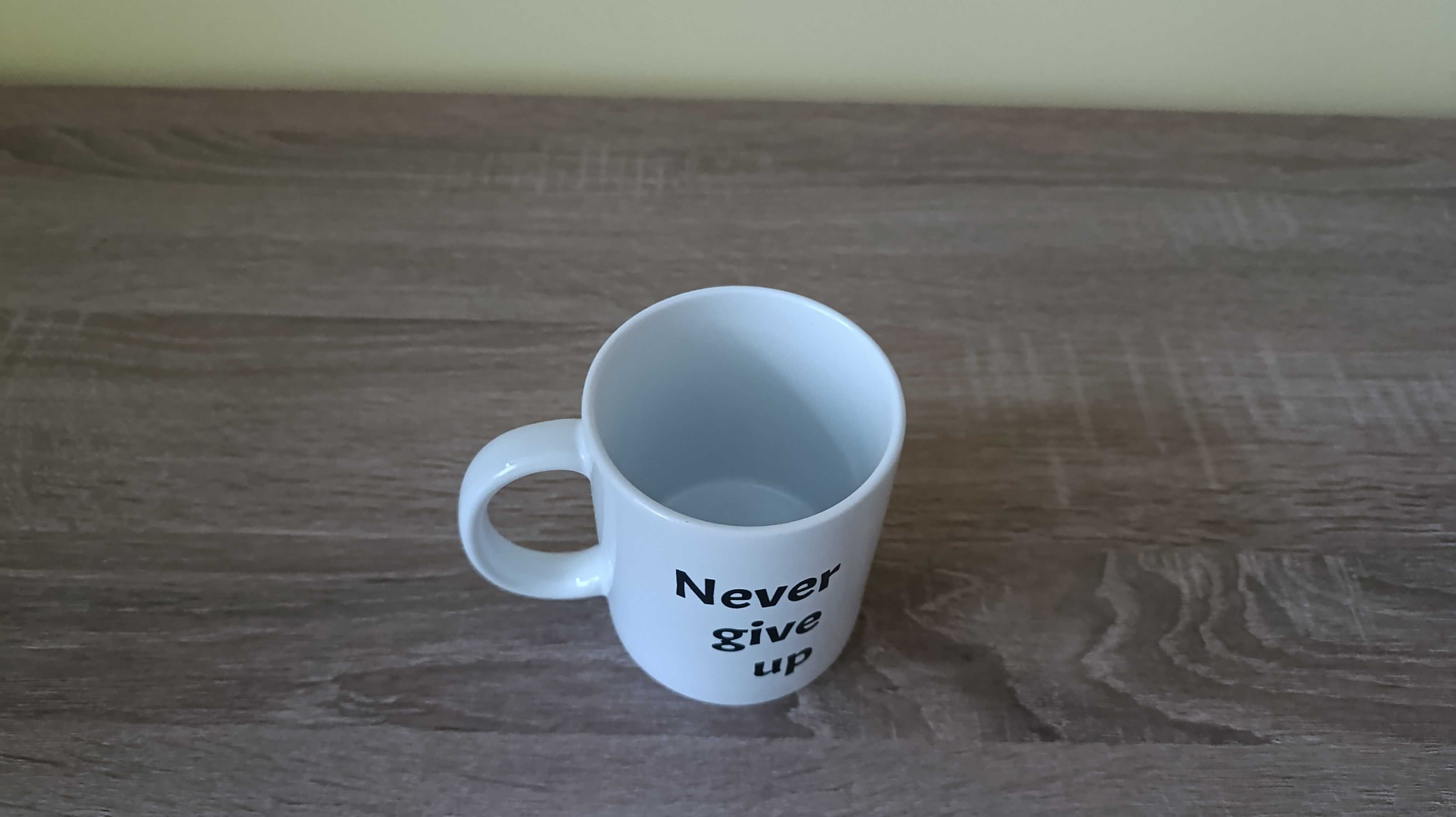 Nowy biały kubek 330 ml z napisem "Never give up"