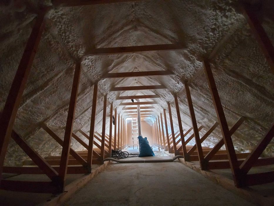 Ocieplenia Pianką PUR Piana PUR Izolacje Natryskowe