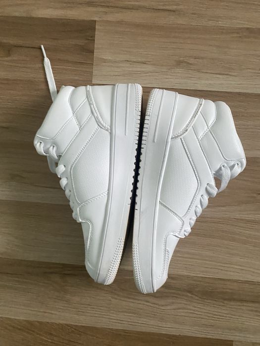 Білі черевики чемпіон