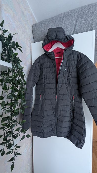 Kurtka damska Outhron puffer pikowana z kapturem zimowa kolor grafitow