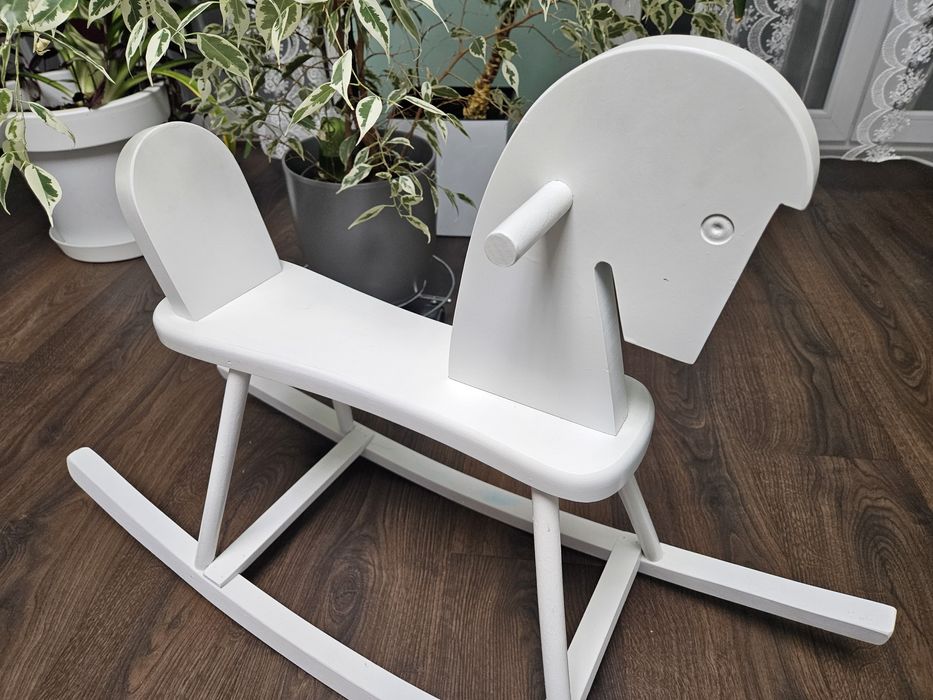 Drewniany konik na biegunach biały