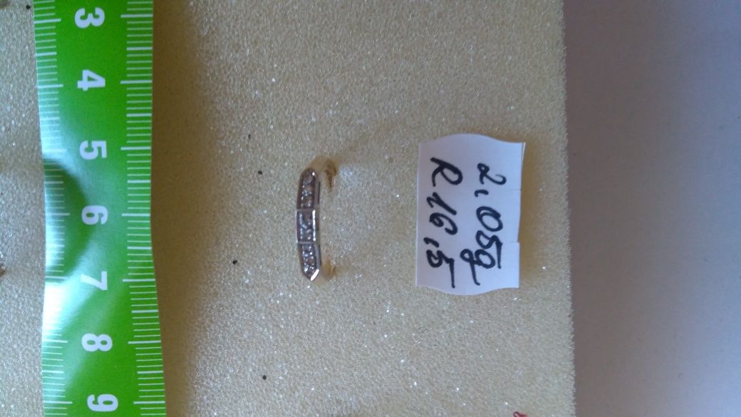 Pierścionek złoty z diamentami w cenie 2400 zł.