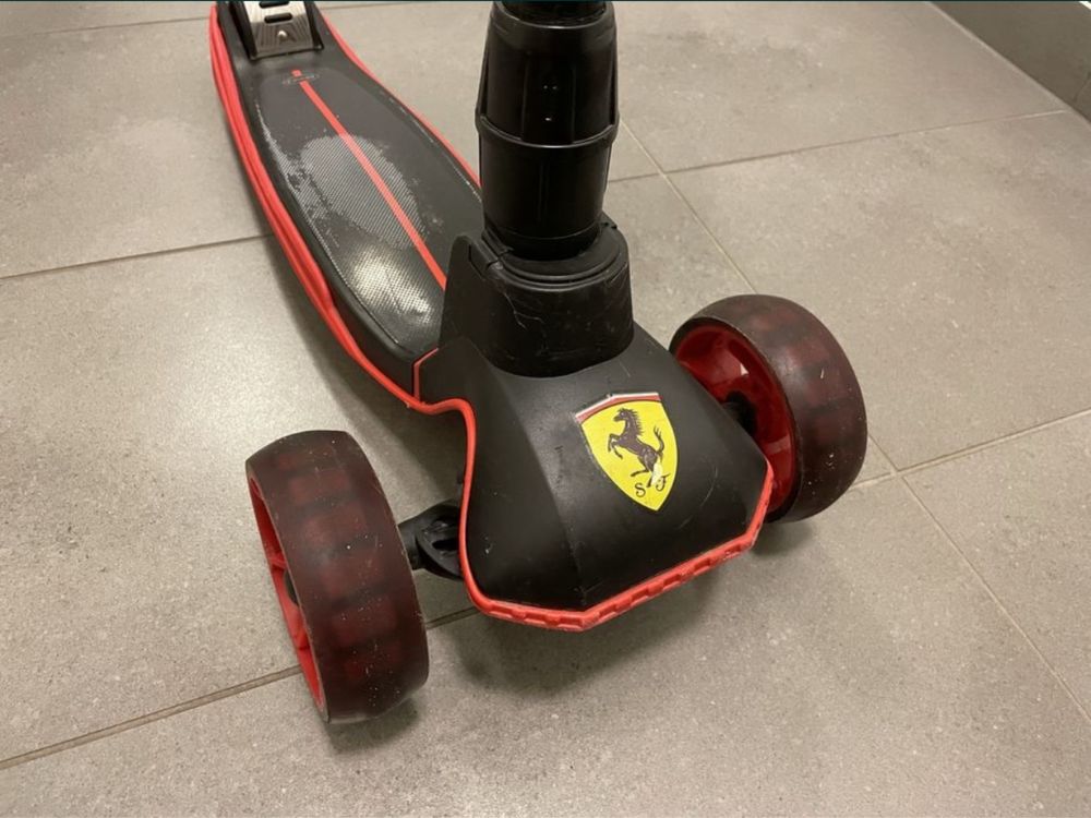 Hulajnoga trójkołowa Ferrari