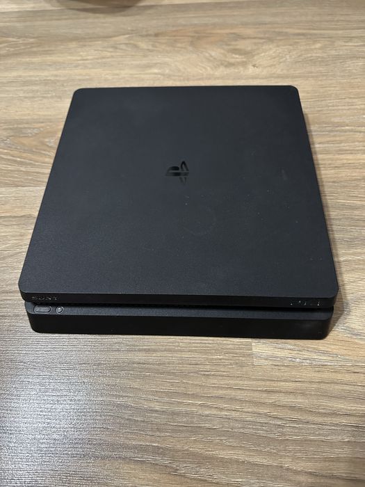 Playstation 4 Slim 500GB + 2 pady
