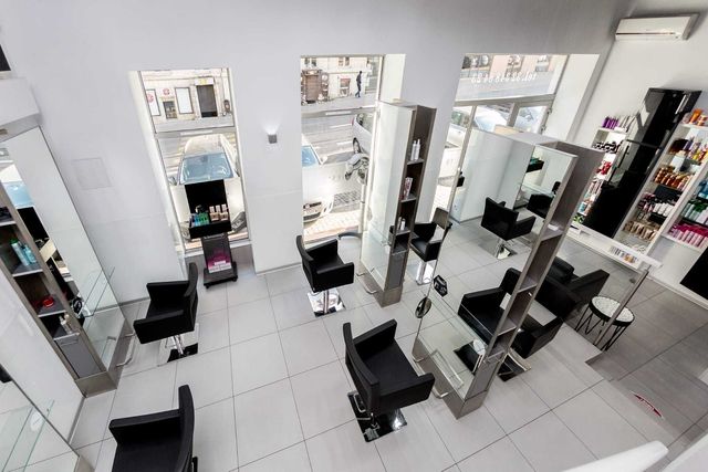 Odstąpię wyposażony salon fryzjersko -kosmetyczny w centrum Katowic
