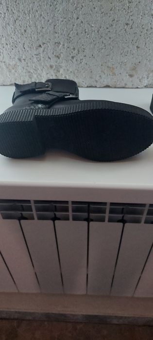 Продам женские ботинки
