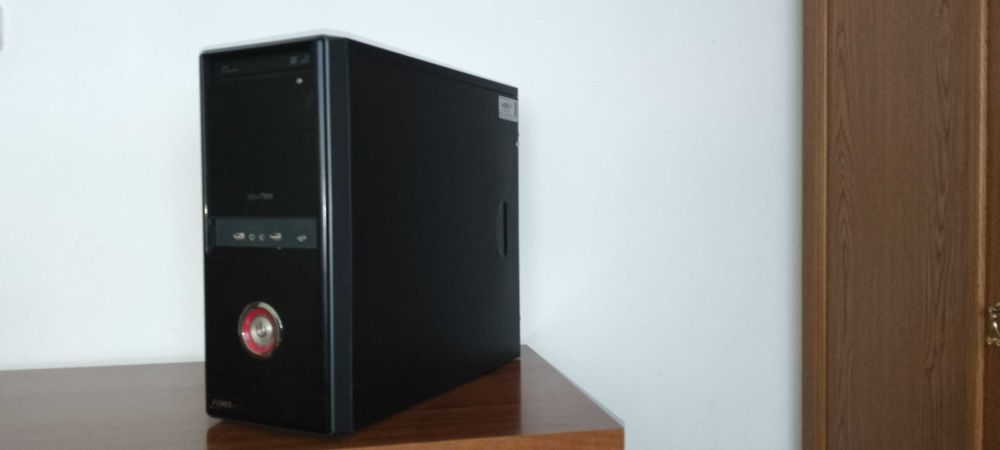 Komputer stacjonarny Athlon 7750 2,7 GHz, 4GB RAM, Radeon HD 3650 1 GB