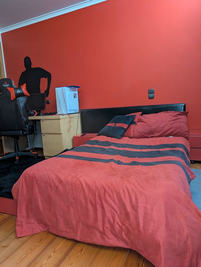 Cama e mesa cabeceira