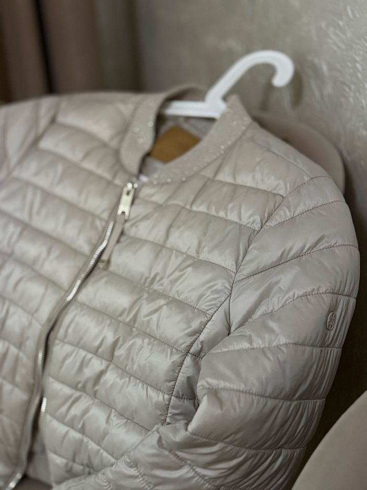Куртка бомбер , невагома . Massimo Dutti. Розмір М .