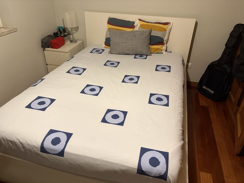 Cama de casal 1,4 x 2,0 e mesa de cabeceira