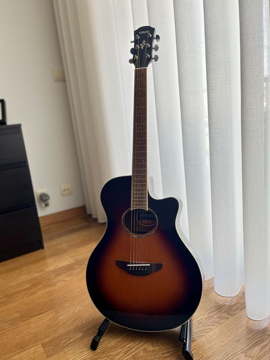Guitarra semi acústica Yamaha APX 600 Sunburst