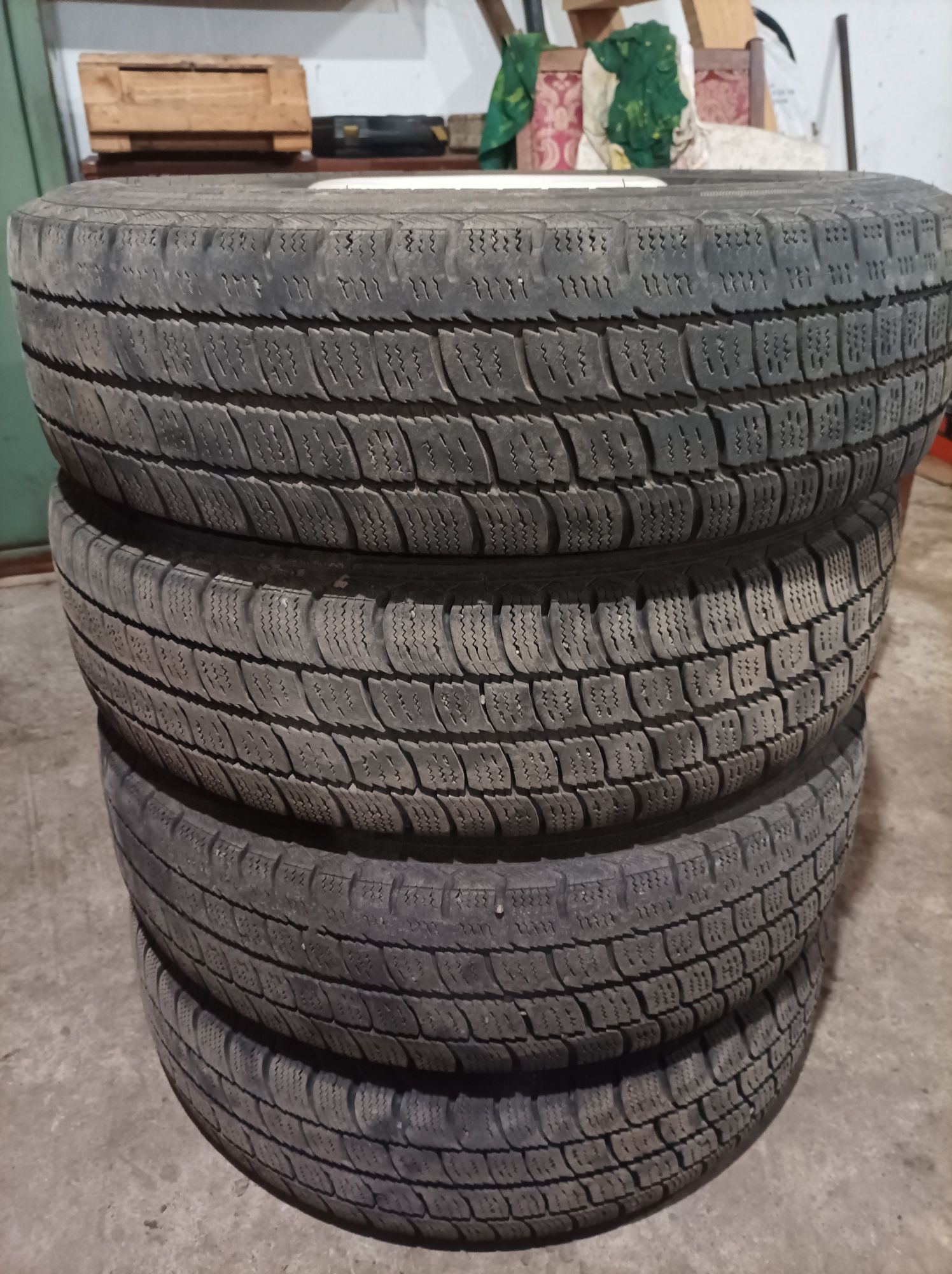 Продам гуму із дисками 185/75R16