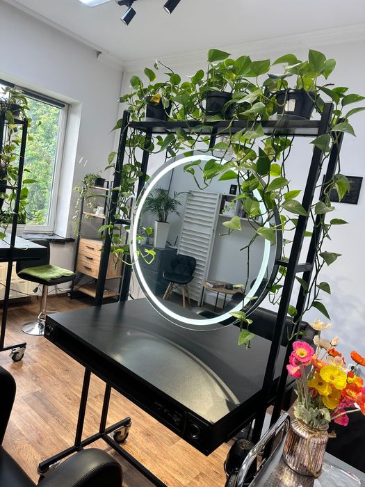 Робоча станція для перукаря, візажиста, бровиста