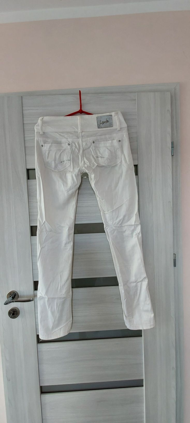 Spodnie z materiału białe rurki M L