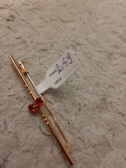 Złota broszka z rubinami
