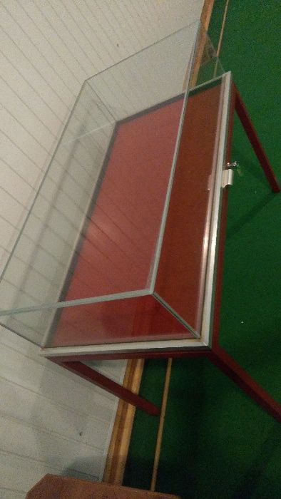 Gablota wystawowa , szklana , wym.  115x55x100 cm. , cena 850 zł.