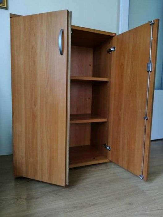 sprzedam szafę drewnianą i szafę biurową