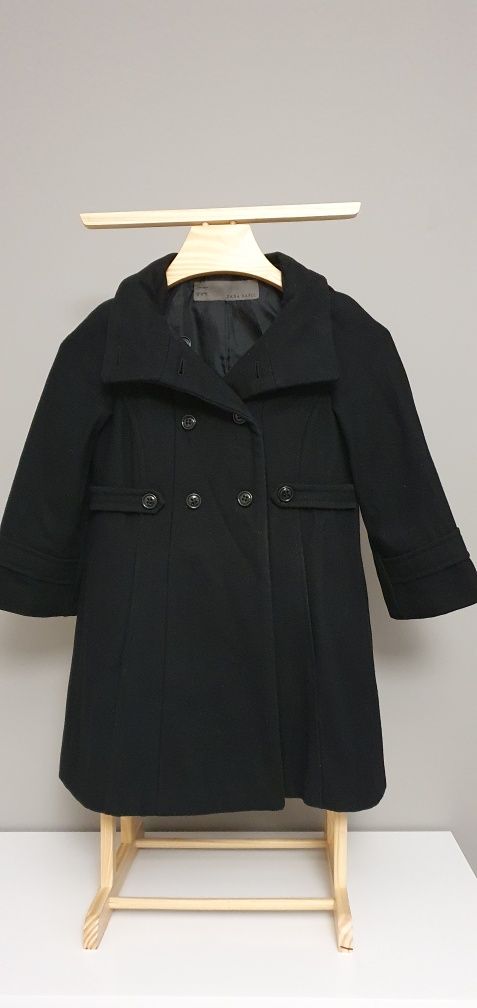 Krótki czarny płaszcz