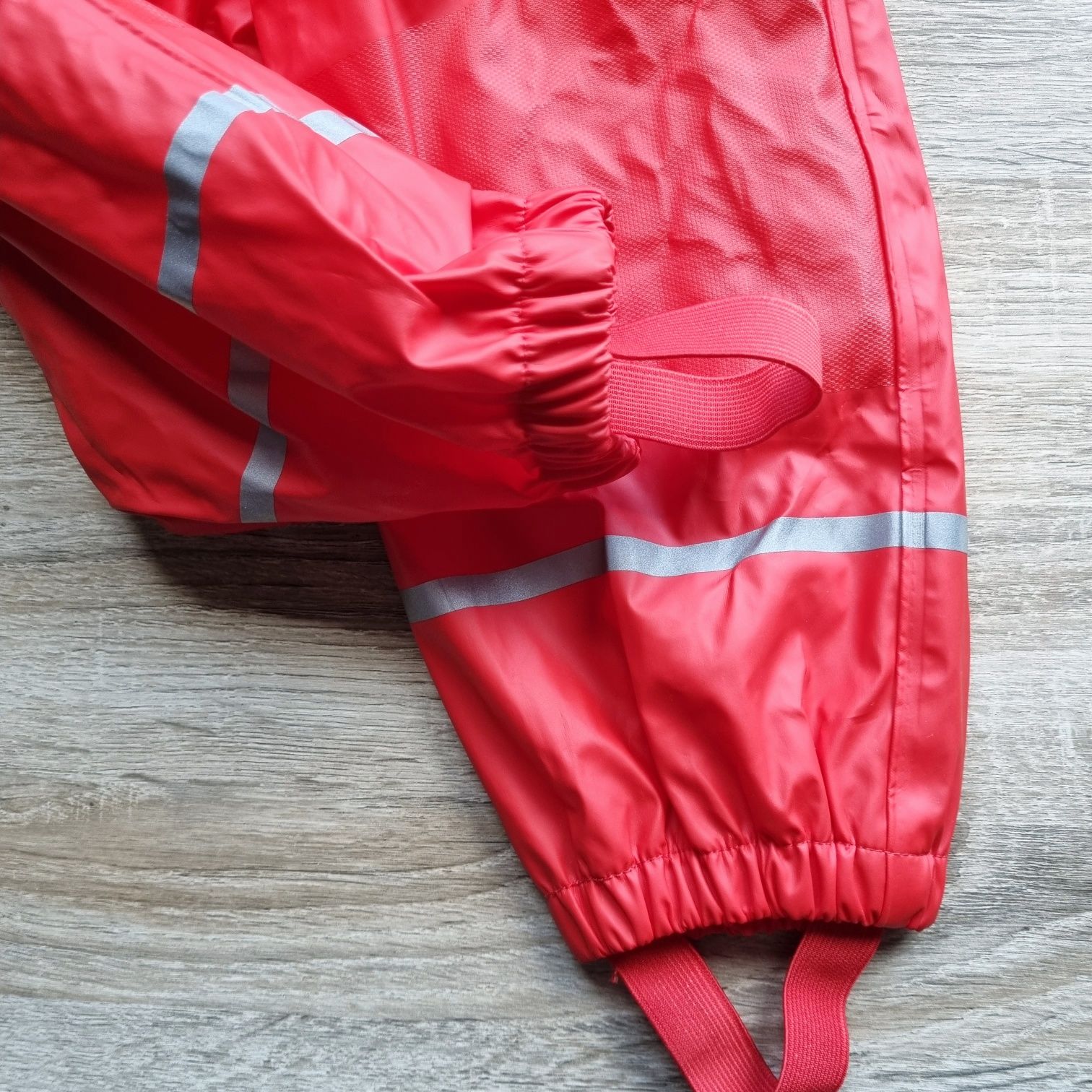 Spodnie przeciwdeszczowe ocieplane z gumkami czerwone na deszcz