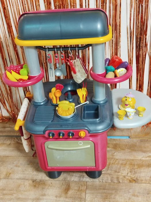 Дитяча кухня з посудом