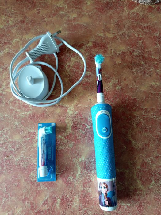 Зубна електрощітка дитяча Braun Oral-B Kids в компл. з новою насадкою