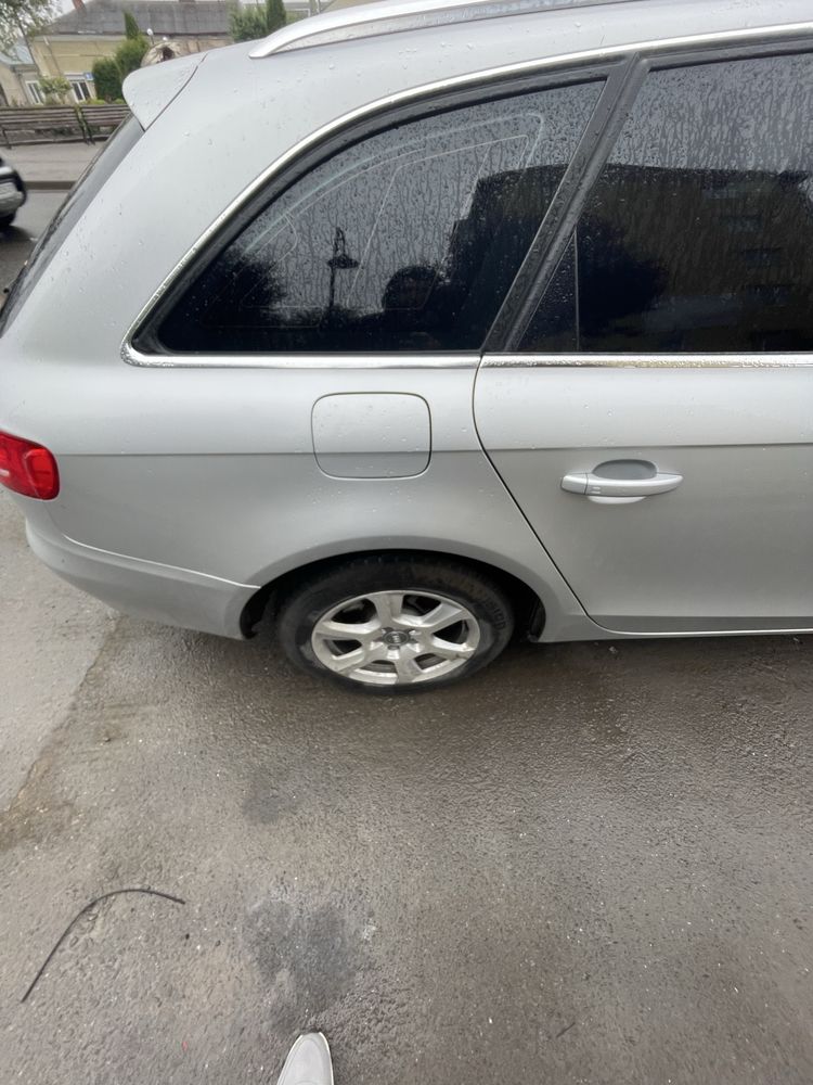 Ауді а4 b8 в доброму стані