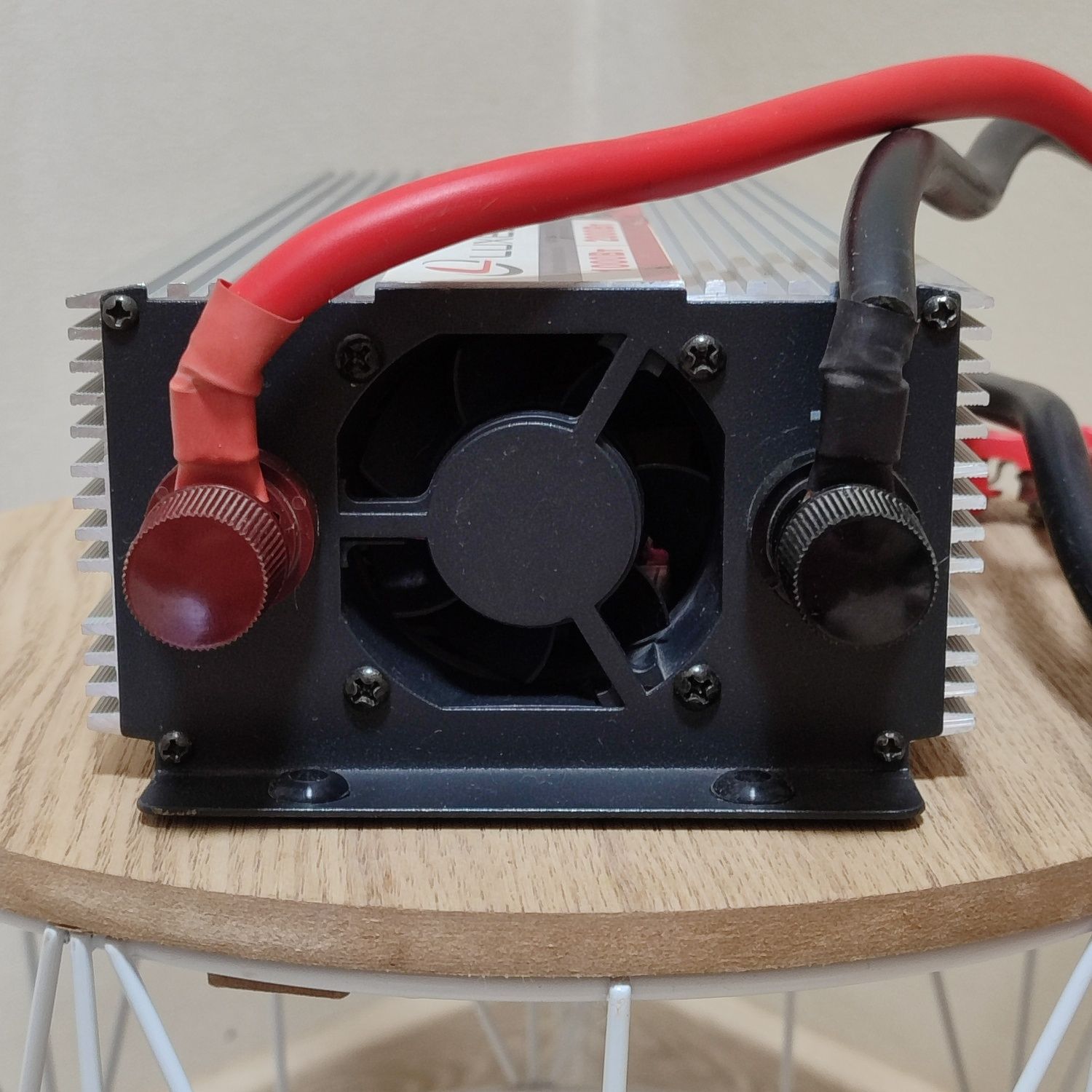 Инвертор Luxeon IPS-2000S 12->220В