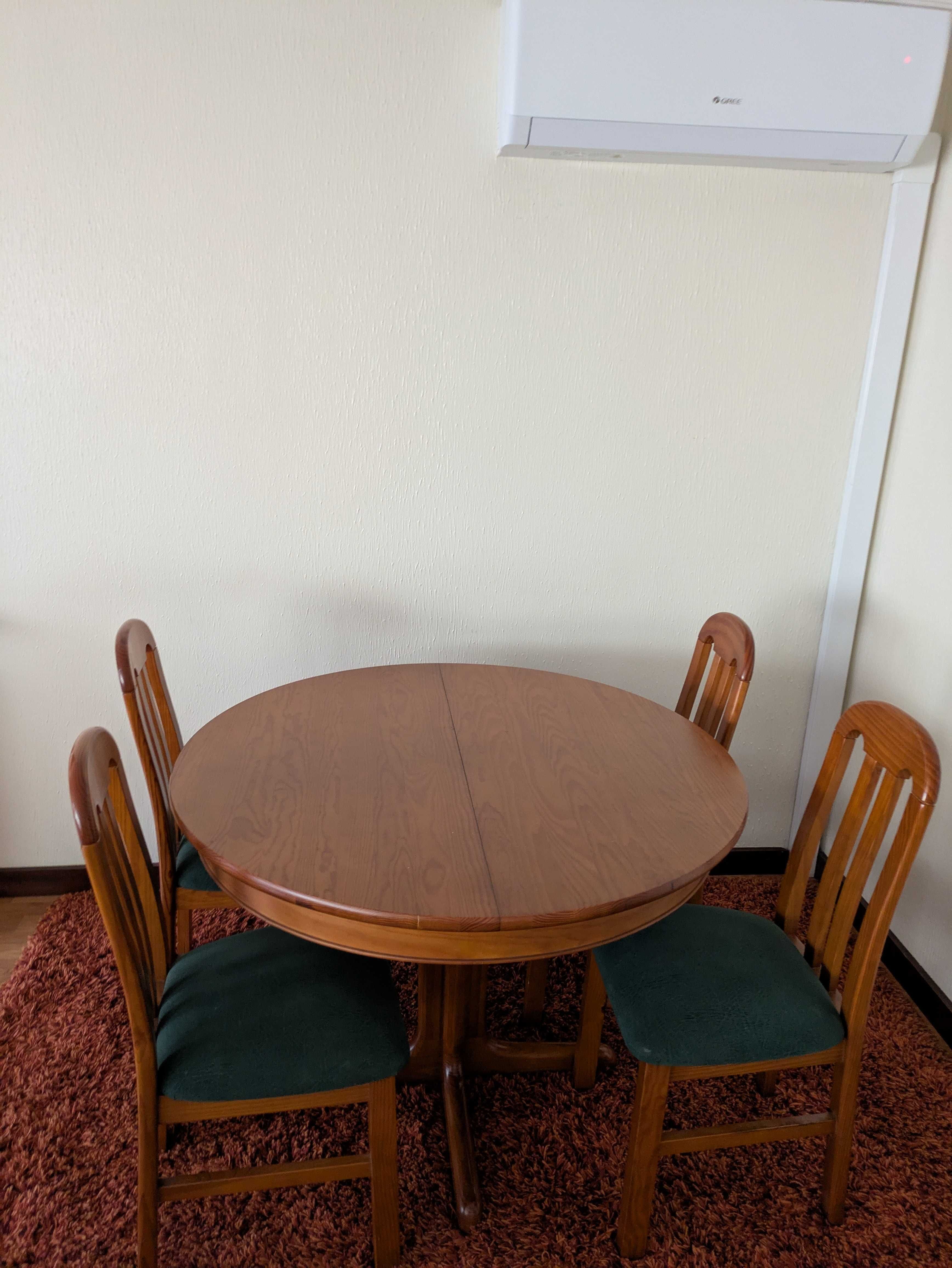 Mesa e cadeiras para sala